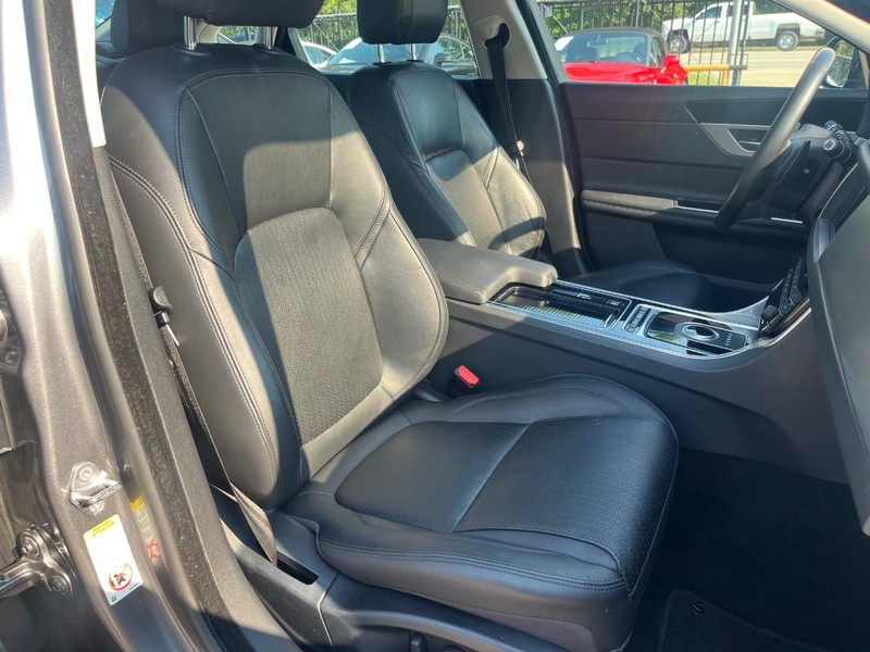 Jaguar XF Vehicle Full-screen Gallery Image 14