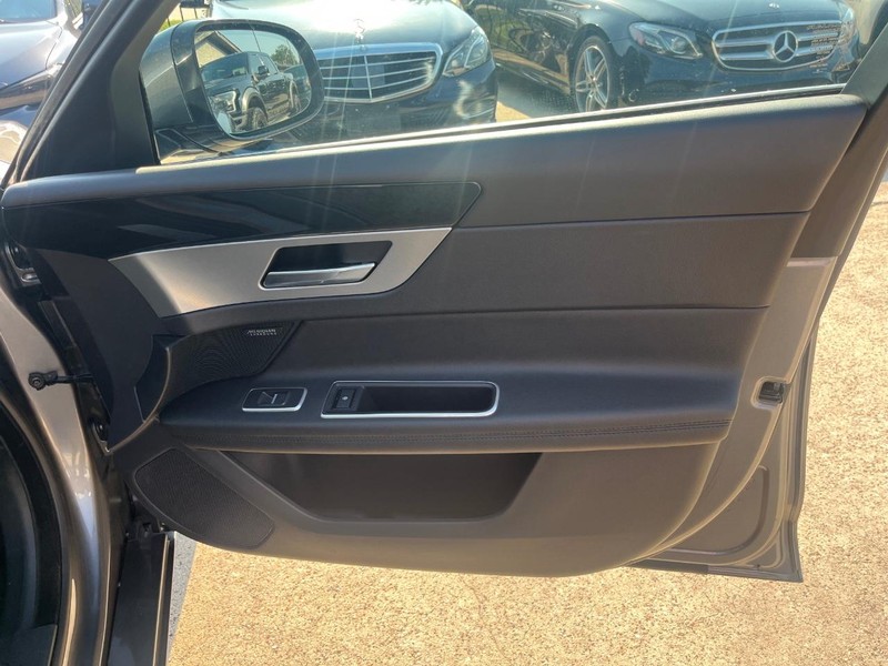 Jaguar XF Vehicle Full-screen Gallery Image 15