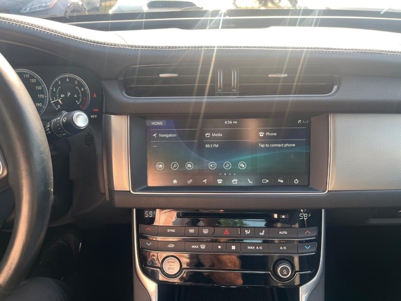 Jaguar XF Vehicle Full-screen Gallery Image 21