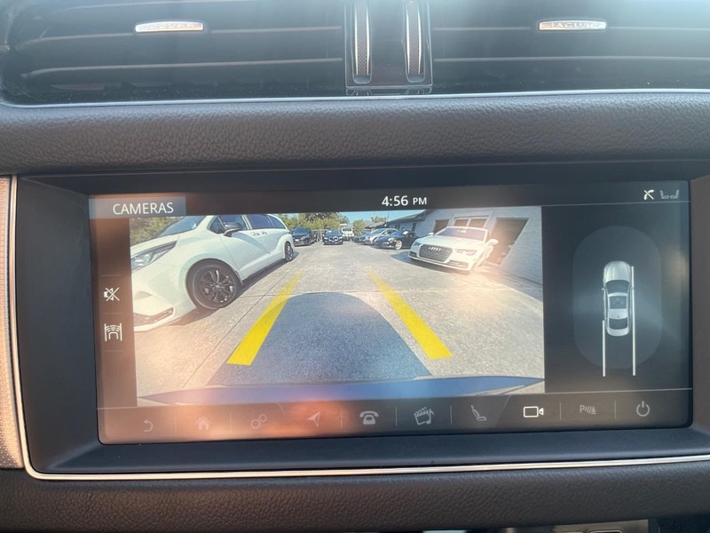 Jaguar XF Vehicle Full-screen Gallery Image 23