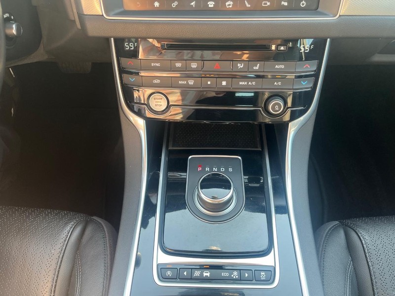 Jaguar XF Vehicle Full-screen Gallery Image 24