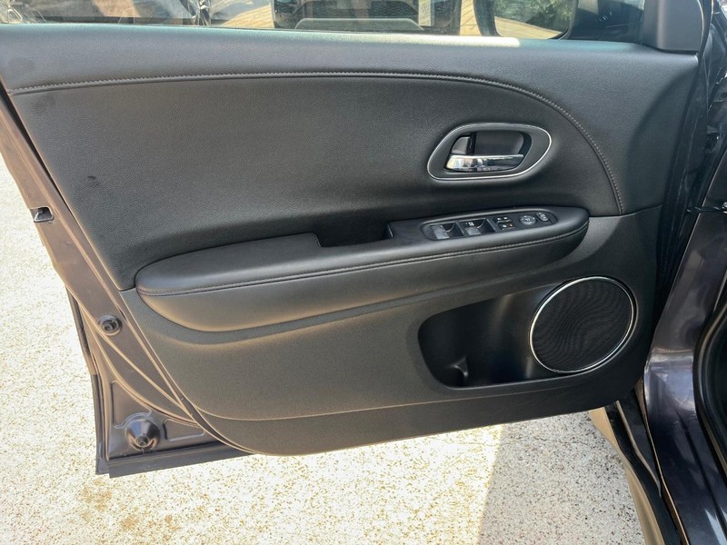 Honda HR-V Vehicle Full-screen Gallery Image 12