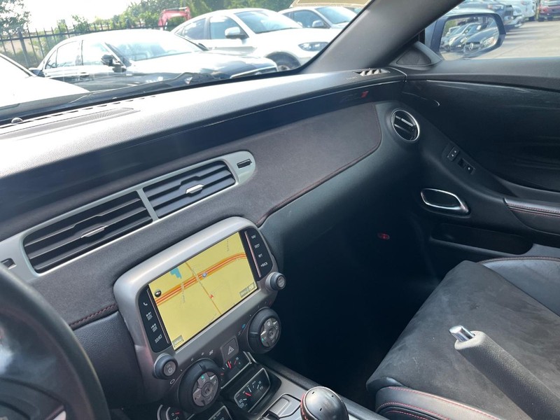 Chevrolet Camaro Vehicle Full-screen Gallery Image 23