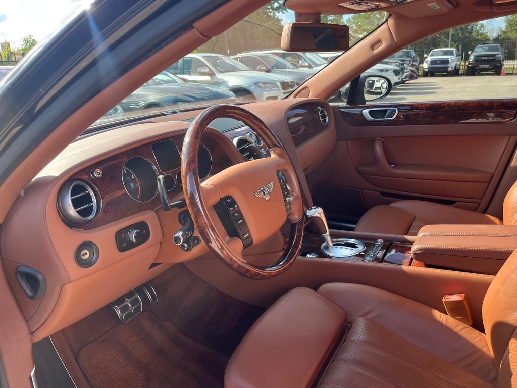 Bentley Continental Flying Spur Vehicle Full-screen Gallery Image 10