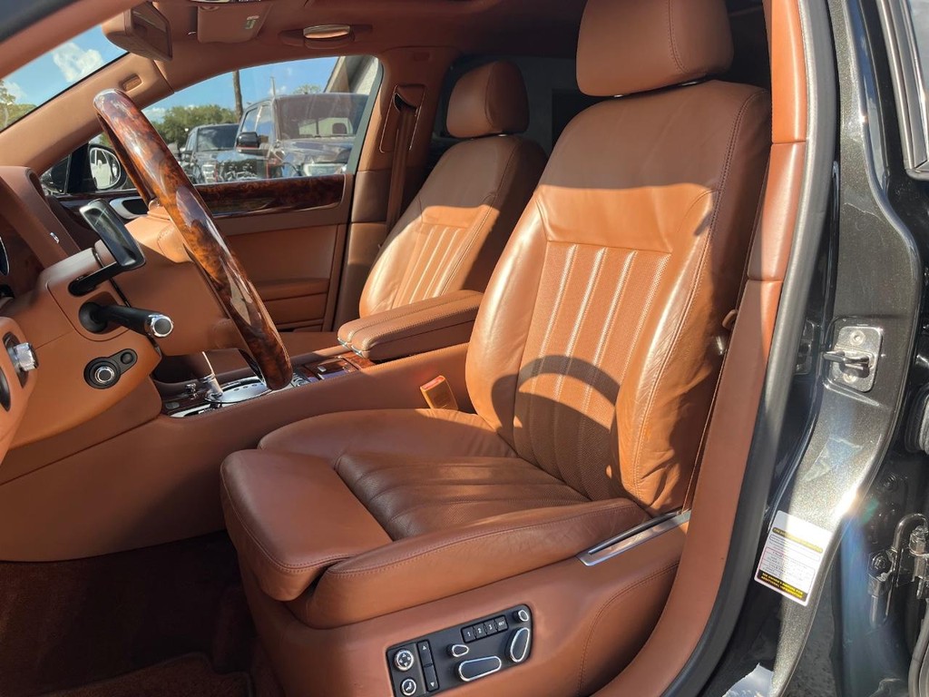 Bentley Continental Flying Spur Vehicle Full-screen Gallery Image 11