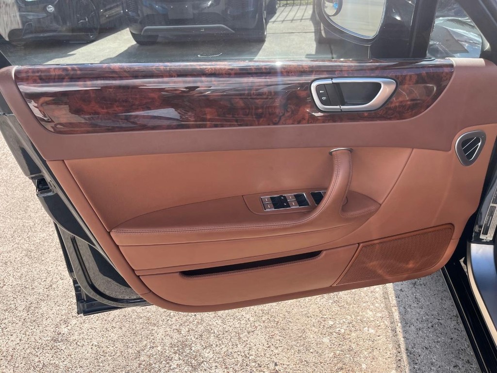 Bentley Continental Flying Spur Vehicle Full-screen Gallery Image 12