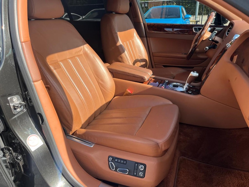 Bentley Continental Flying Spur Vehicle Full-screen Gallery Image 14