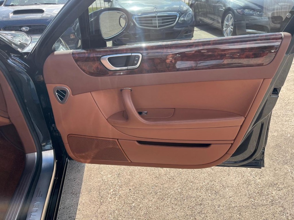 Bentley Continental Flying Spur Vehicle Full-screen Gallery Image 15