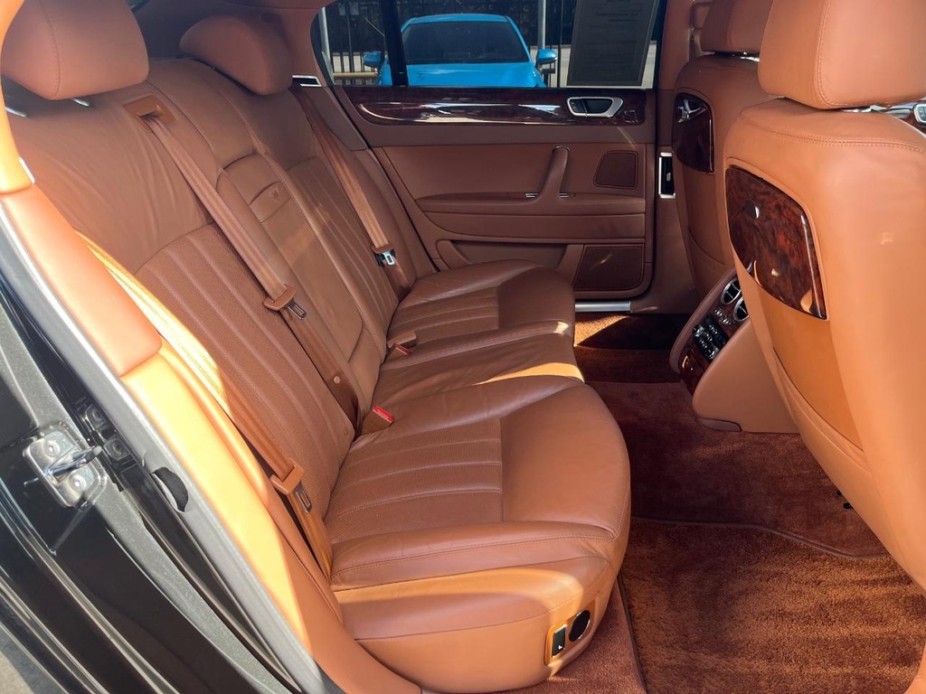 Bentley Continental Flying Spur Vehicle Full-screen Gallery Image 16