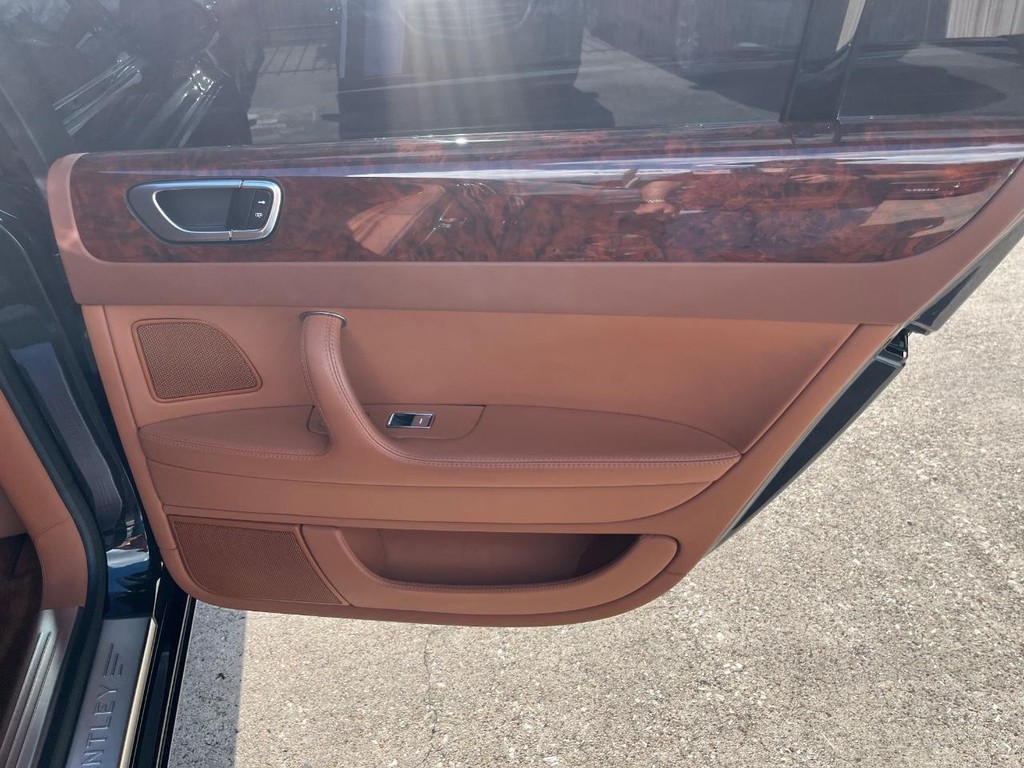 Bentley Continental Flying Spur Vehicle Full-screen Gallery Image 17