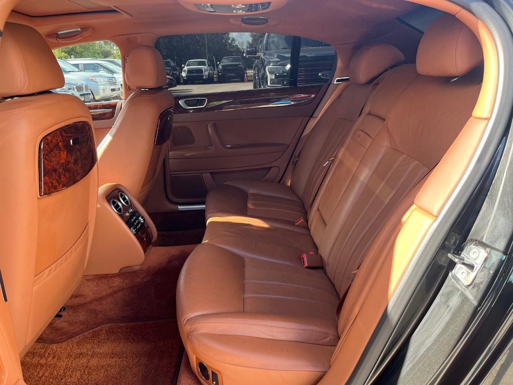 Bentley Continental Flying Spur Vehicle Full-screen Gallery Image 18