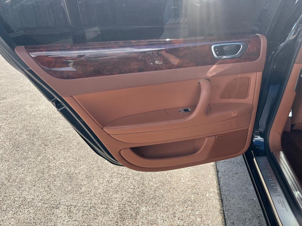 Bentley Continental Flying Spur Vehicle Full-screen Gallery Image 19