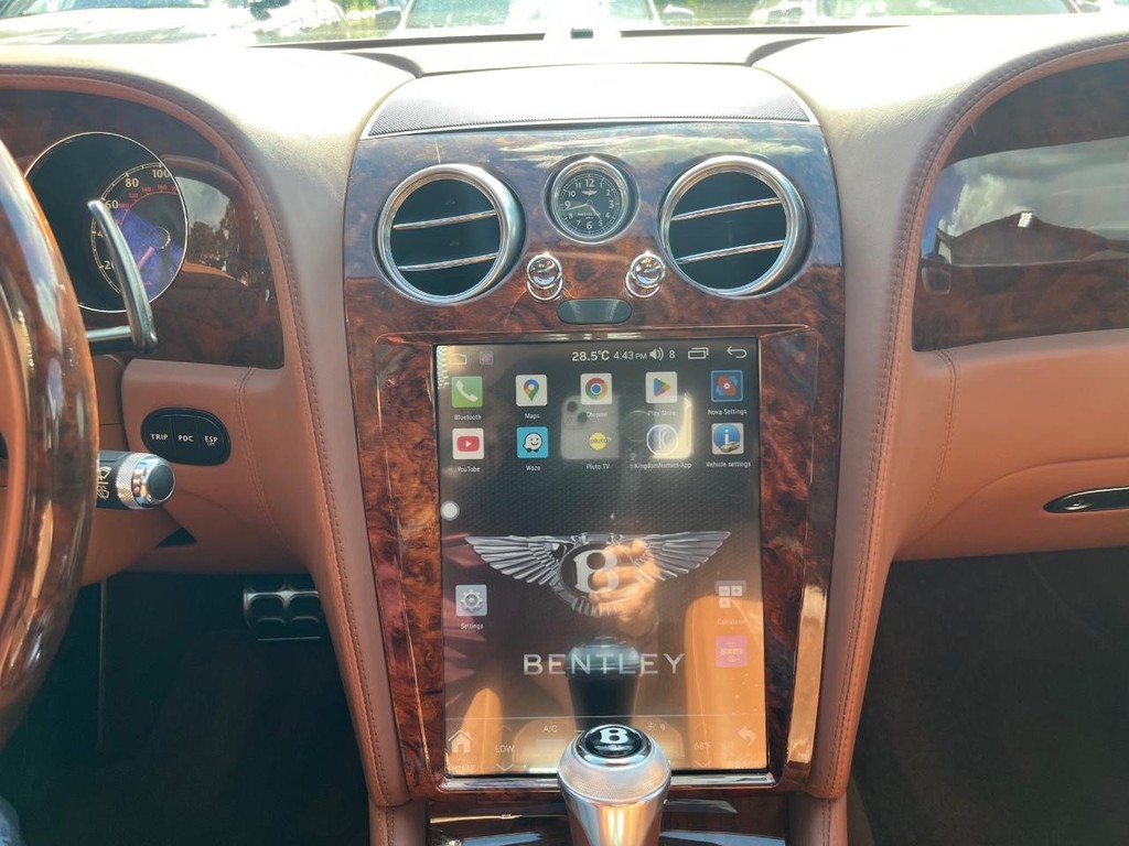 Bentley Continental Flying Spur Vehicle Full-screen Gallery Image 22