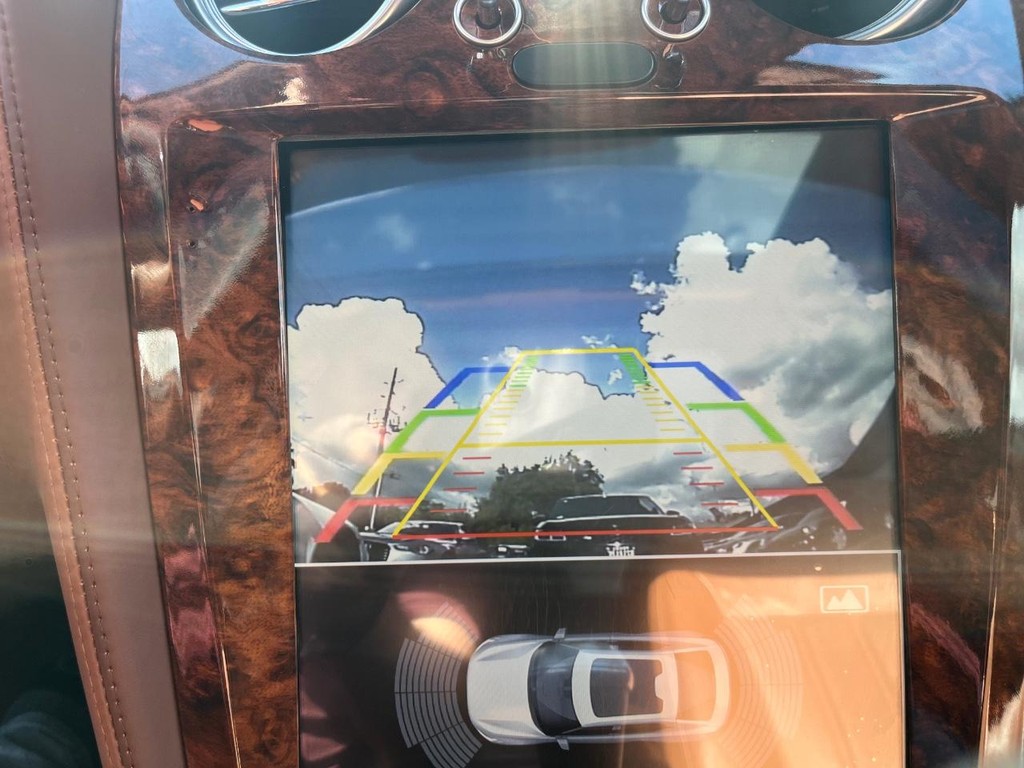 Bentley Continental Flying Spur Vehicle Full-screen Gallery Image 23