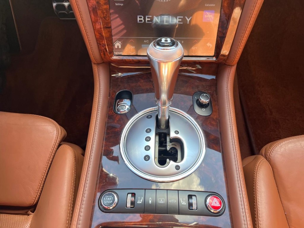 Bentley Continental Flying Spur Vehicle Full-screen Gallery Image 24