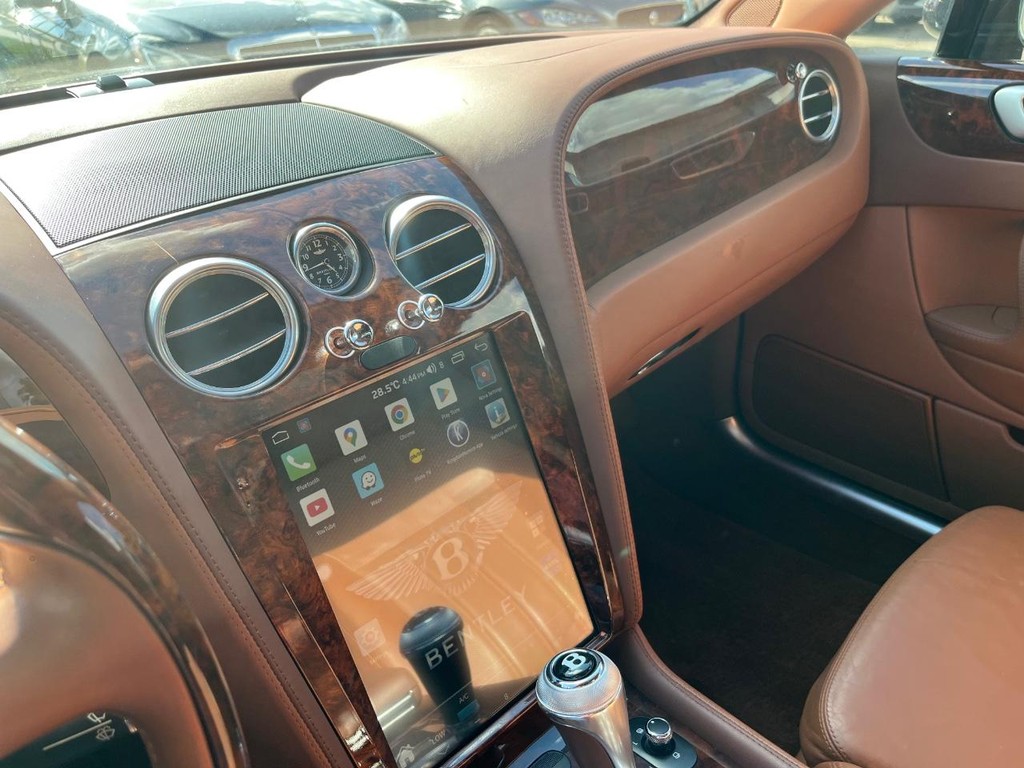 Bentley Continental Flying Spur Vehicle Full-screen Gallery Image 25