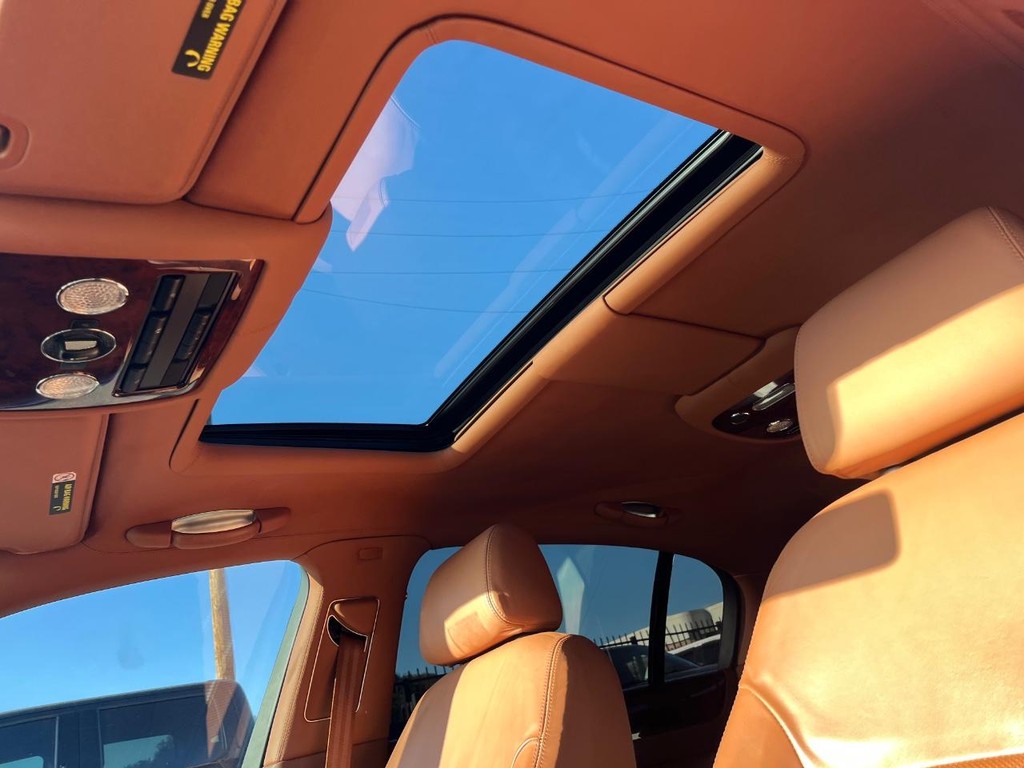 Bentley Continental Flying Spur Vehicle Full-screen Gallery Image 26