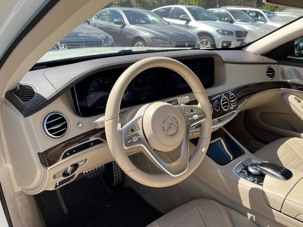 Mercedes-Benz S 560 Vehicle Full-screen Gallery Image 10