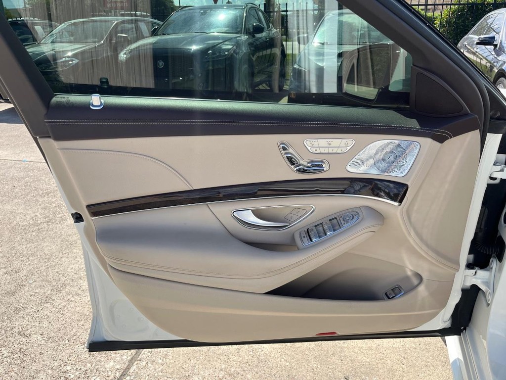 Mercedes-Benz S 560 Vehicle Full-screen Gallery Image 12