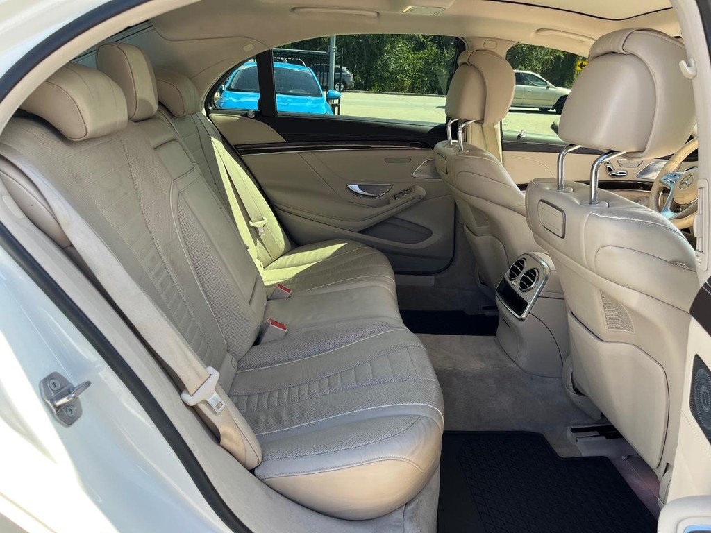 Mercedes-Benz S 560 Vehicle Full-screen Gallery Image 16