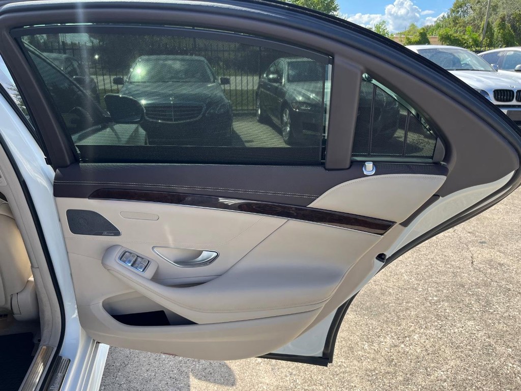 Mercedes-Benz S 560 Vehicle Full-screen Gallery Image 17