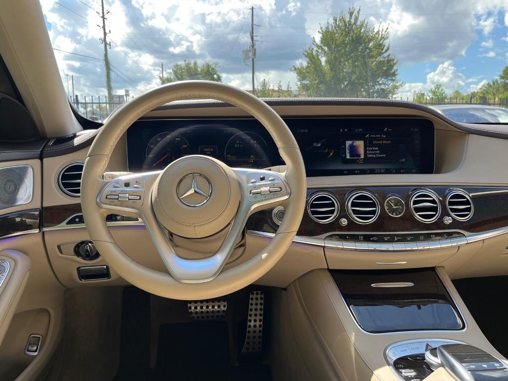 Mercedes-Benz S 560 Vehicle Full-screen Gallery Image 20