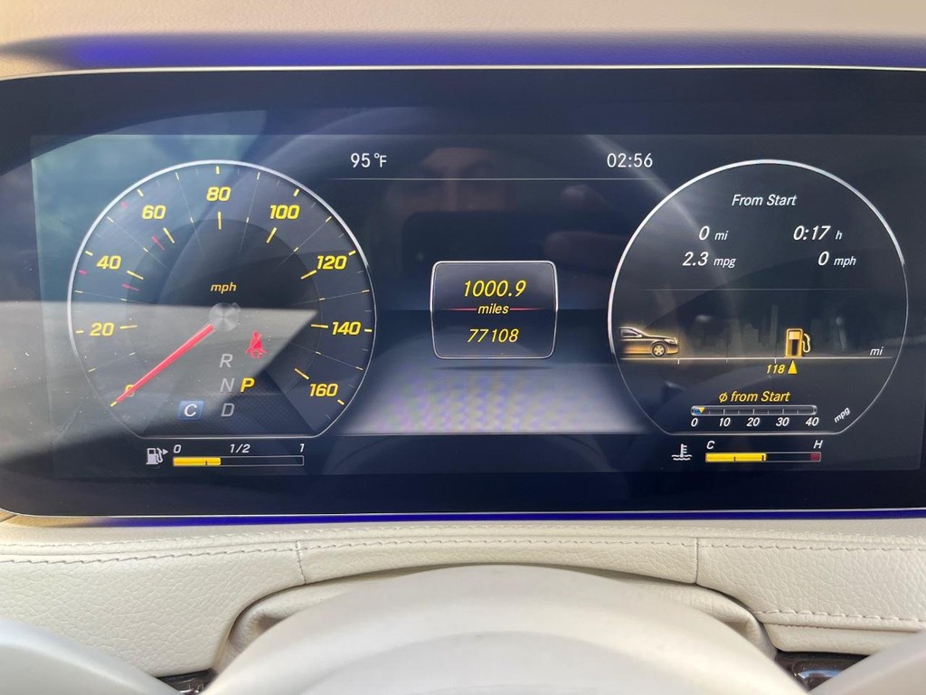 Mercedes-Benz S 560 Vehicle Full-screen Gallery Image 21