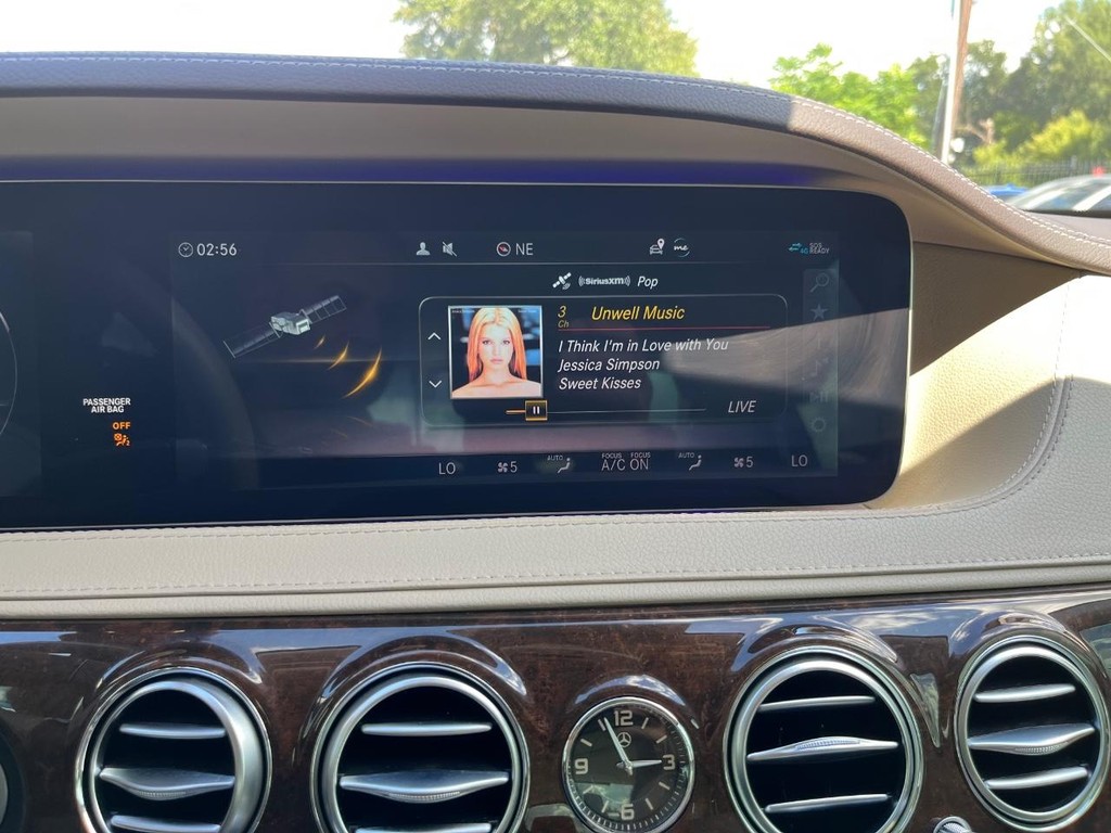 Mercedes-Benz S 560 Vehicle Full-screen Gallery Image 23