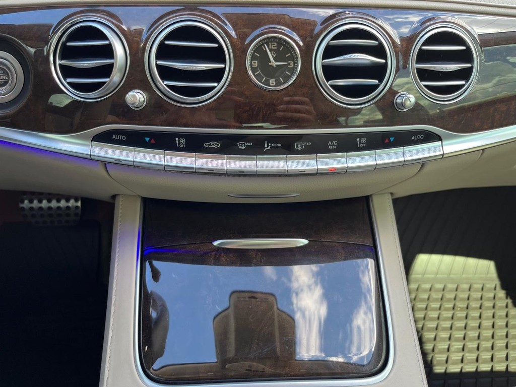 Mercedes-Benz S 560 Vehicle Full-screen Gallery Image 26