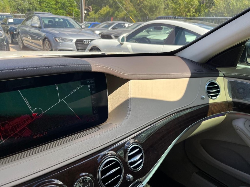 Mercedes-Benz S 560 Vehicle Full-screen Gallery Image 28