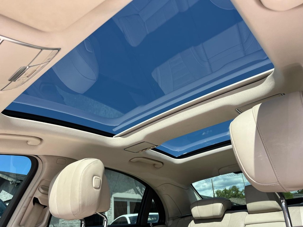 Mercedes-Benz S 560 Vehicle Full-screen Gallery Image 30