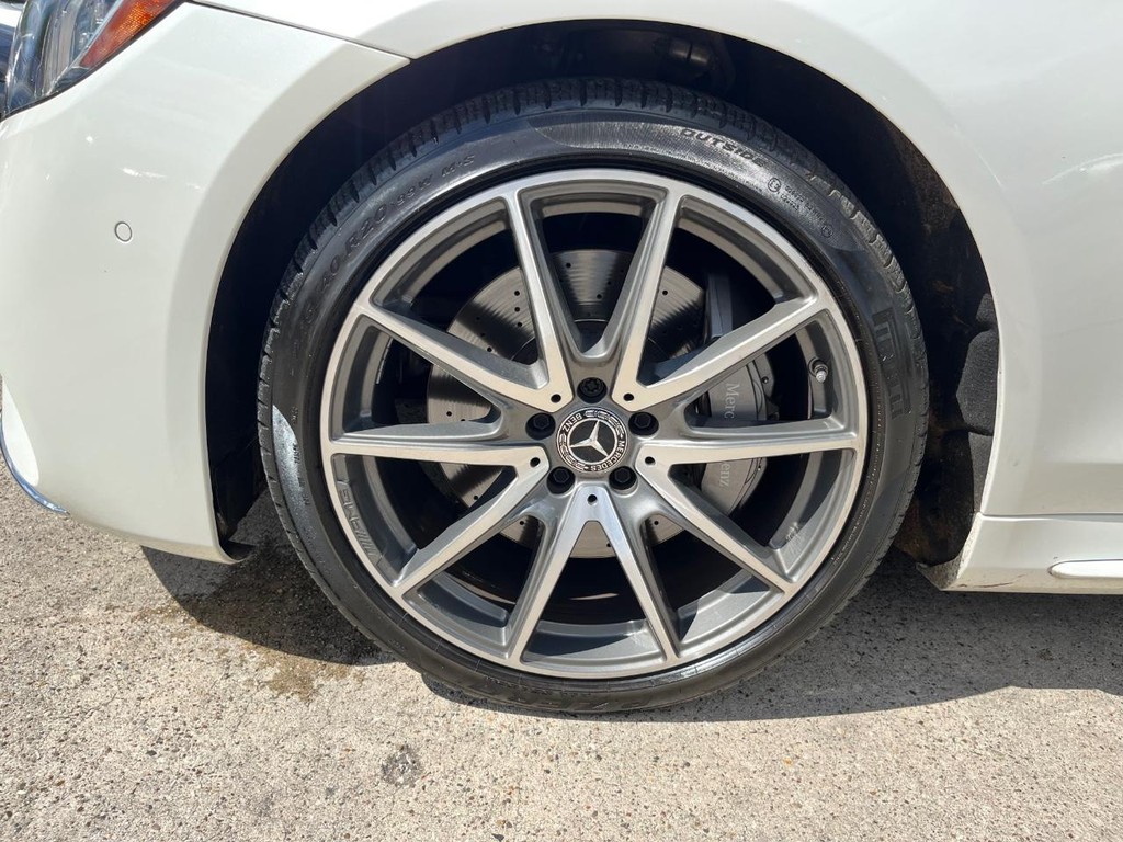 Mercedes-Benz S 560 Vehicle Full-screen Gallery Image 31