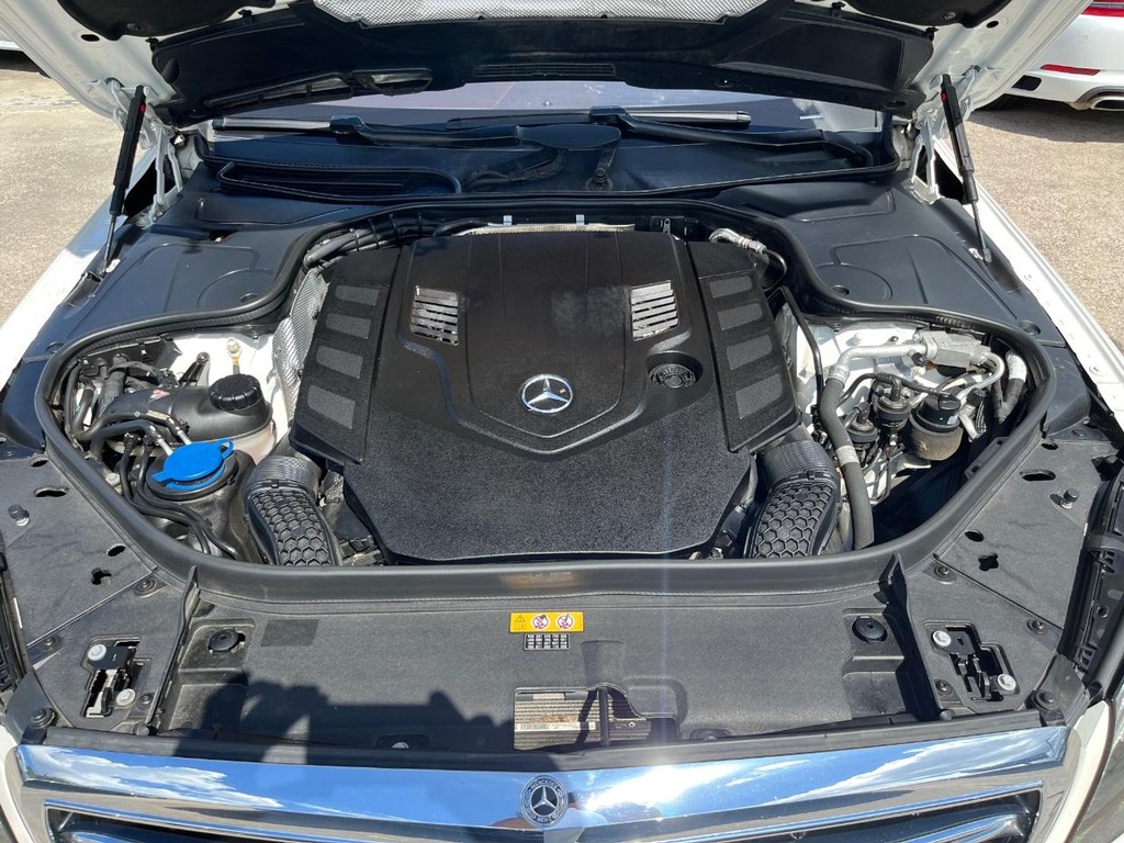 Mercedes-Benz S 560 Vehicle Full-screen Gallery Image 32