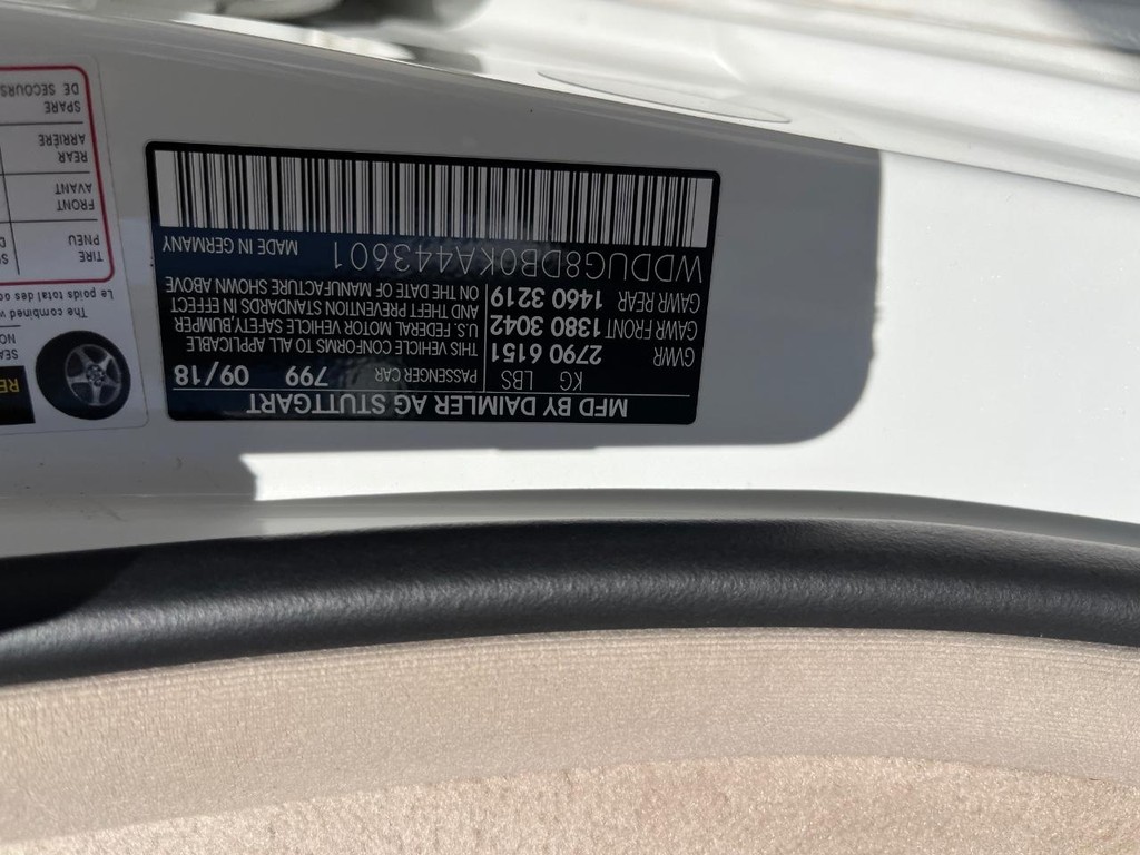 Mercedes-Benz S 560 Vehicle Full-screen Gallery Image 33