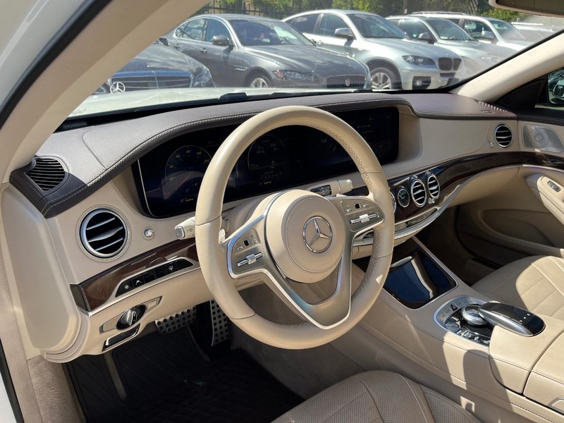 Mercedes-Benz S 560 Vehicle Full-screen Gallery Image 10