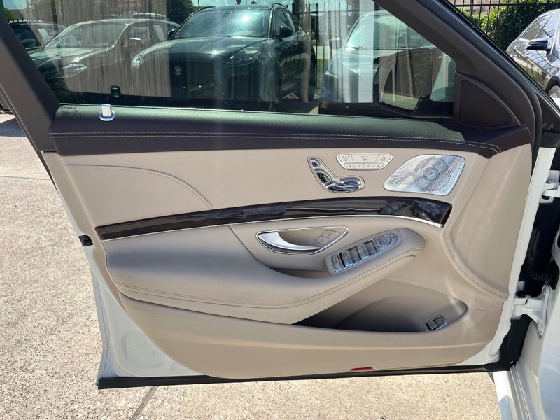 Mercedes-Benz S 560 Vehicle Full-screen Gallery Image 12