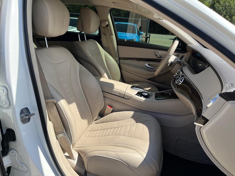 Mercedes-Benz S 560 Vehicle Full-screen Gallery Image 14