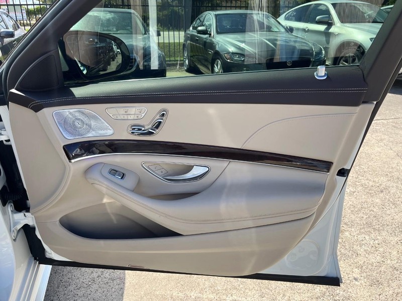 Mercedes-Benz S 560 Vehicle Full-screen Gallery Image 15