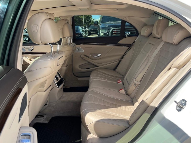 Mercedes-Benz S 560 Vehicle Full-screen Gallery Image 18