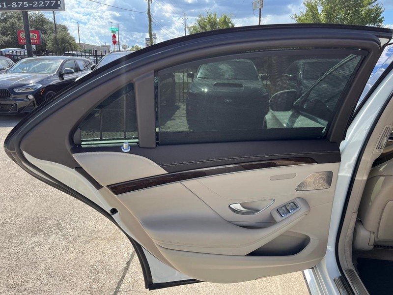 Mercedes-Benz S 560 Vehicle Full-screen Gallery Image 19