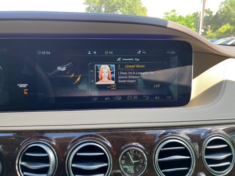 Mercedes-Benz S 560 Vehicle Full-screen Gallery Image 23