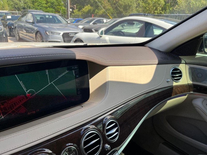 Mercedes-Benz S 560 Vehicle Full-screen Gallery Image 28