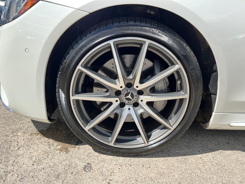 Mercedes-Benz S 560 Vehicle Full-screen Gallery Image 31