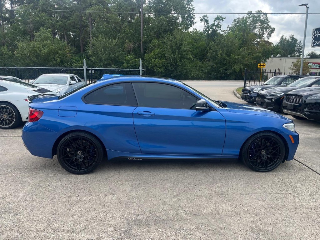 BMW M235i xDrive Vehicle Full-screen Gallery Image 04