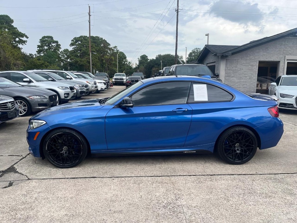 BMW M235i xDrive Vehicle Full-screen Gallery Image 08