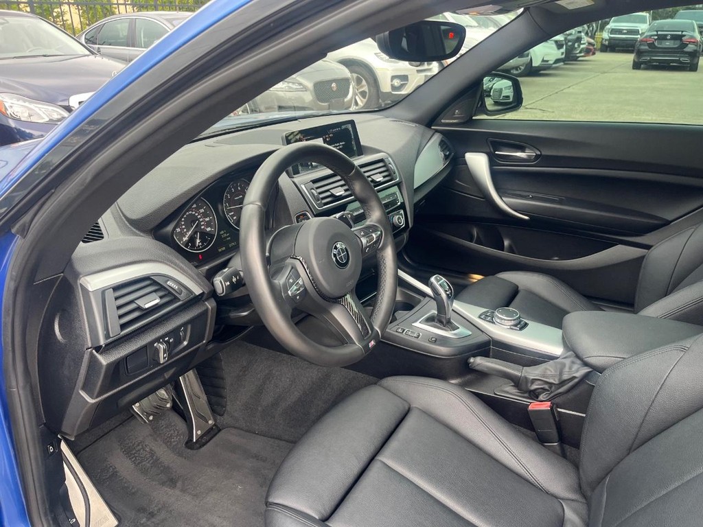 BMW M235i xDrive Vehicle Full-screen Gallery Image 09