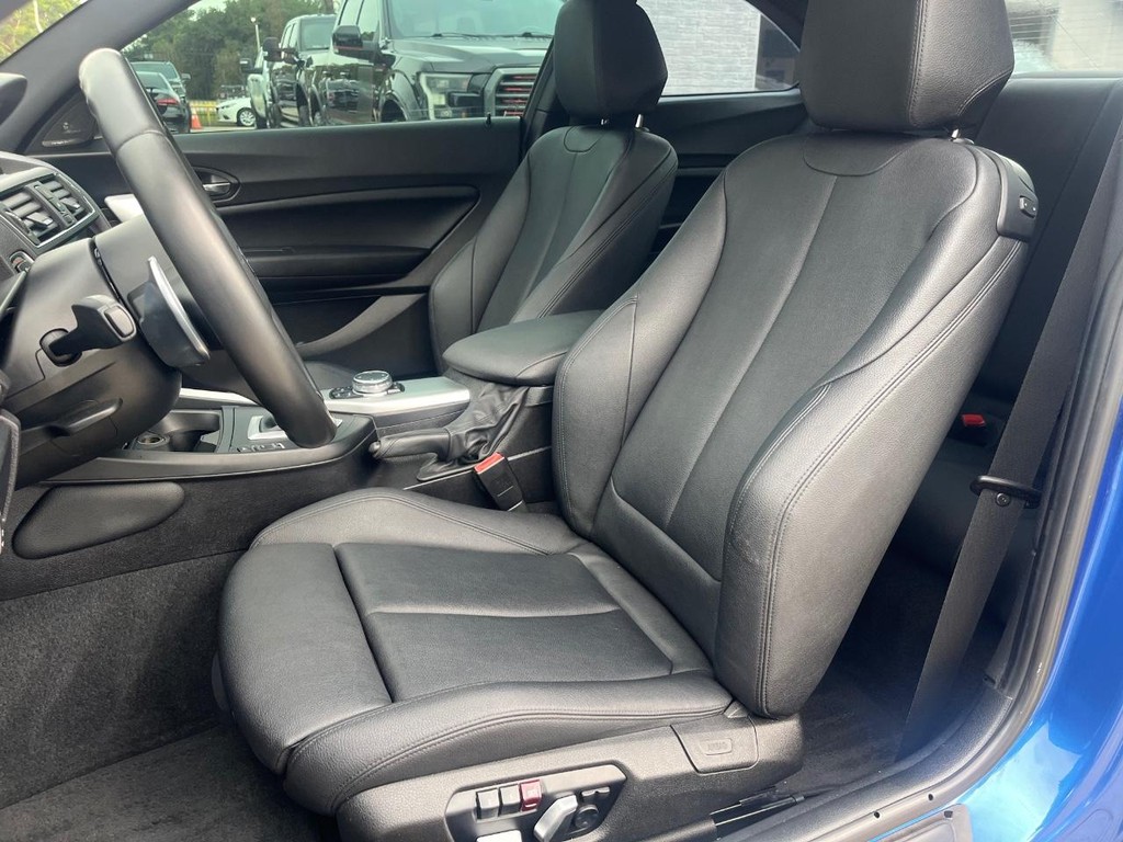 BMW M235i xDrive Vehicle Full-screen Gallery Image 10