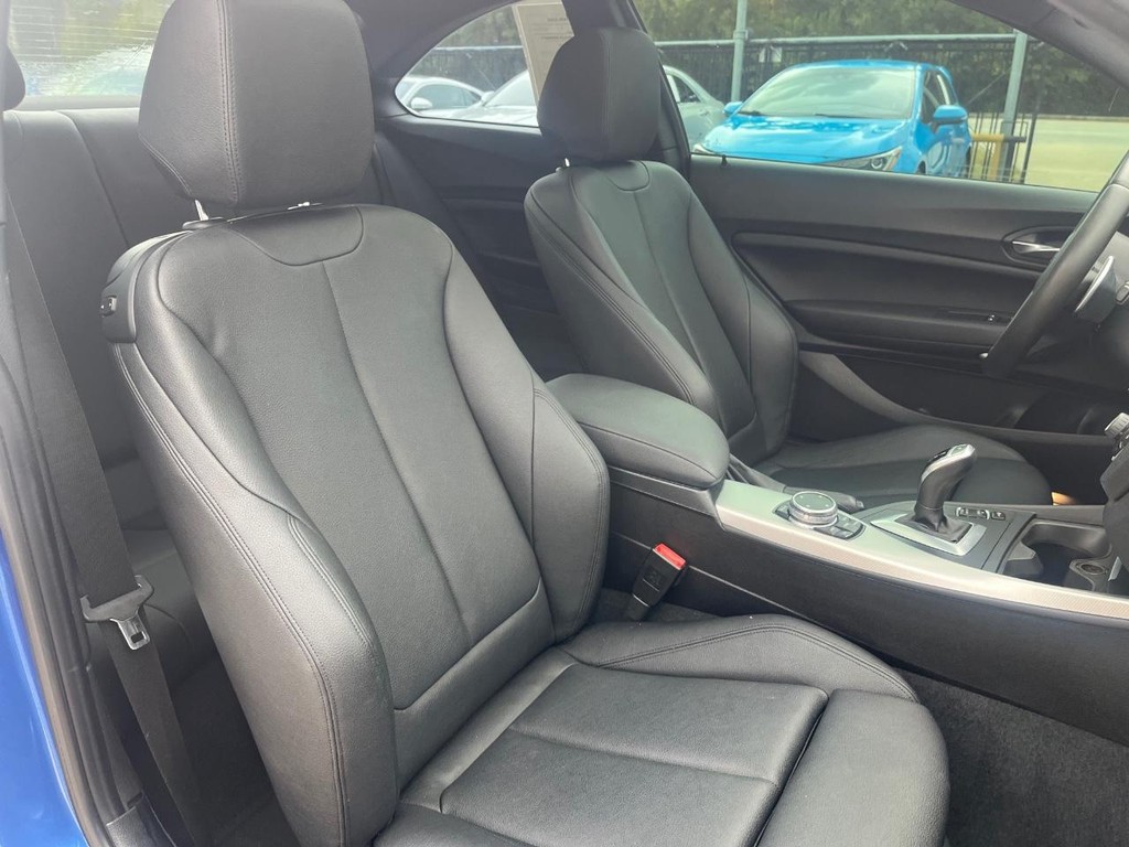 BMW M235i xDrive Vehicle Full-screen Gallery Image 13