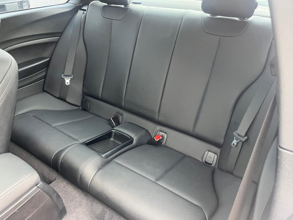 BMW M235i xDrive Vehicle Full-screen Gallery Image 15