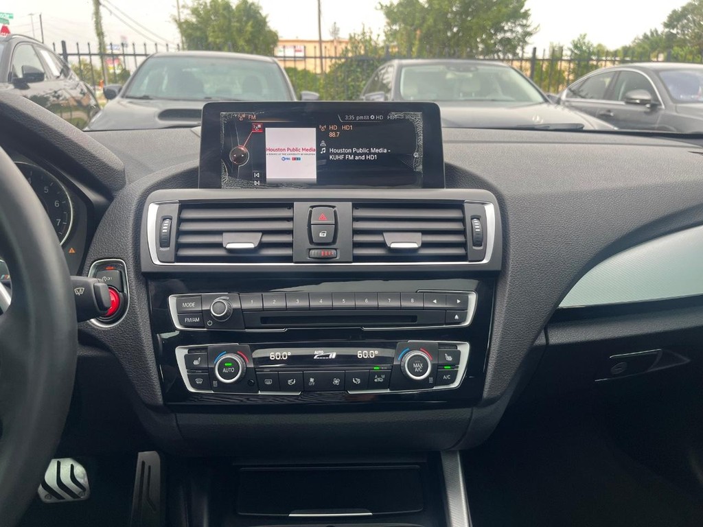 BMW M235i xDrive Vehicle Full-screen Gallery Image 19